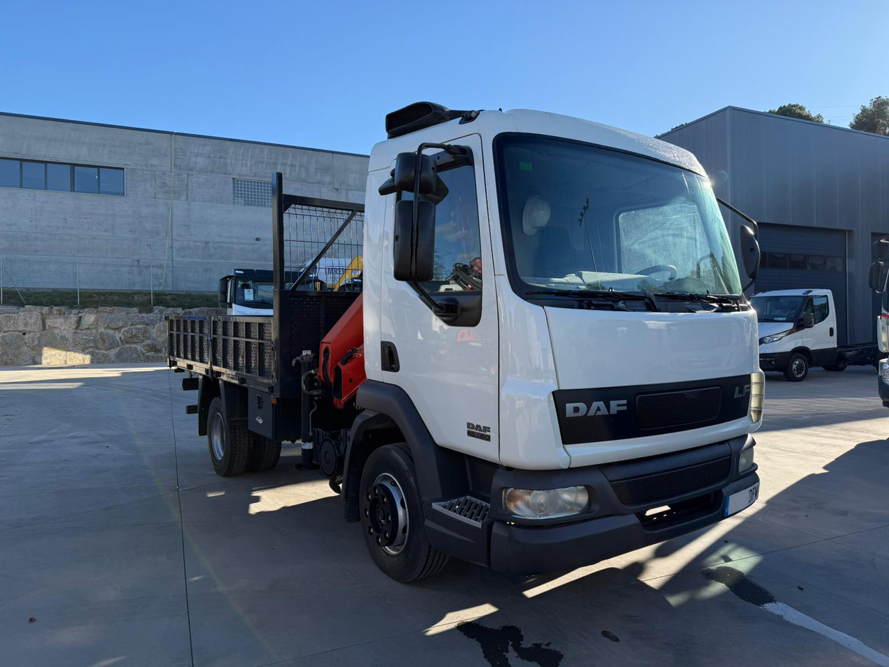 DAF LF FA 45.180 (Platform and Crane) - Xe tải thùng lửng/ Phẳng, Xe cẩu tự hành: hình 2 DAF LF FA 45.180 (Platform and Crane) - Xe tải thùng lửng/ Phẳng, Xe cẩu tự hành: hình 2