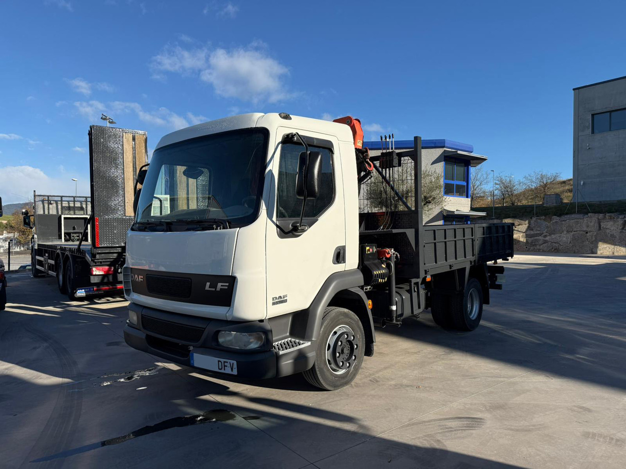 DAF LF FA 45.180 (Platform and Crane) - Xe tải thùng lửng/ Phẳng, Xe cẩu tự hành: hình 1 DAF LF FA 45.180 (Platform and Crane) - Xe tải thùng lửng/ Phẳng, Xe cẩu tự hành: hình 1