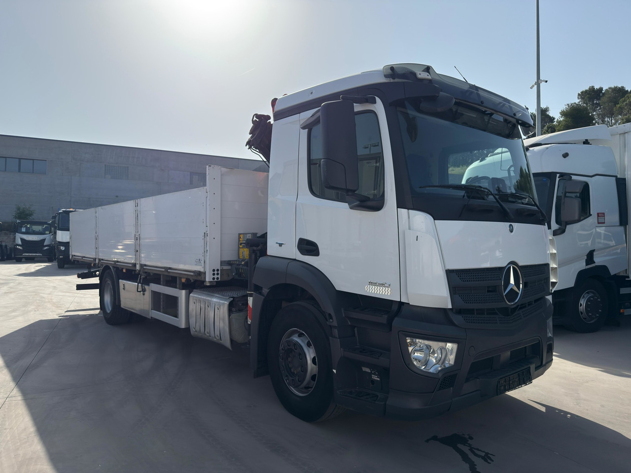 MERCEDES BENZ 18.30 Antos E6 (Platform and Grave) - Xe tải thùng lửng/ Phẳng, Xe cẩu tự hành: hình 2 MERCEDES BENZ 18.30 Antos E6 (Platform and Grave) - Xe tải thùng lửng/ Phẳng, Xe cẩu tự hành: hình 2