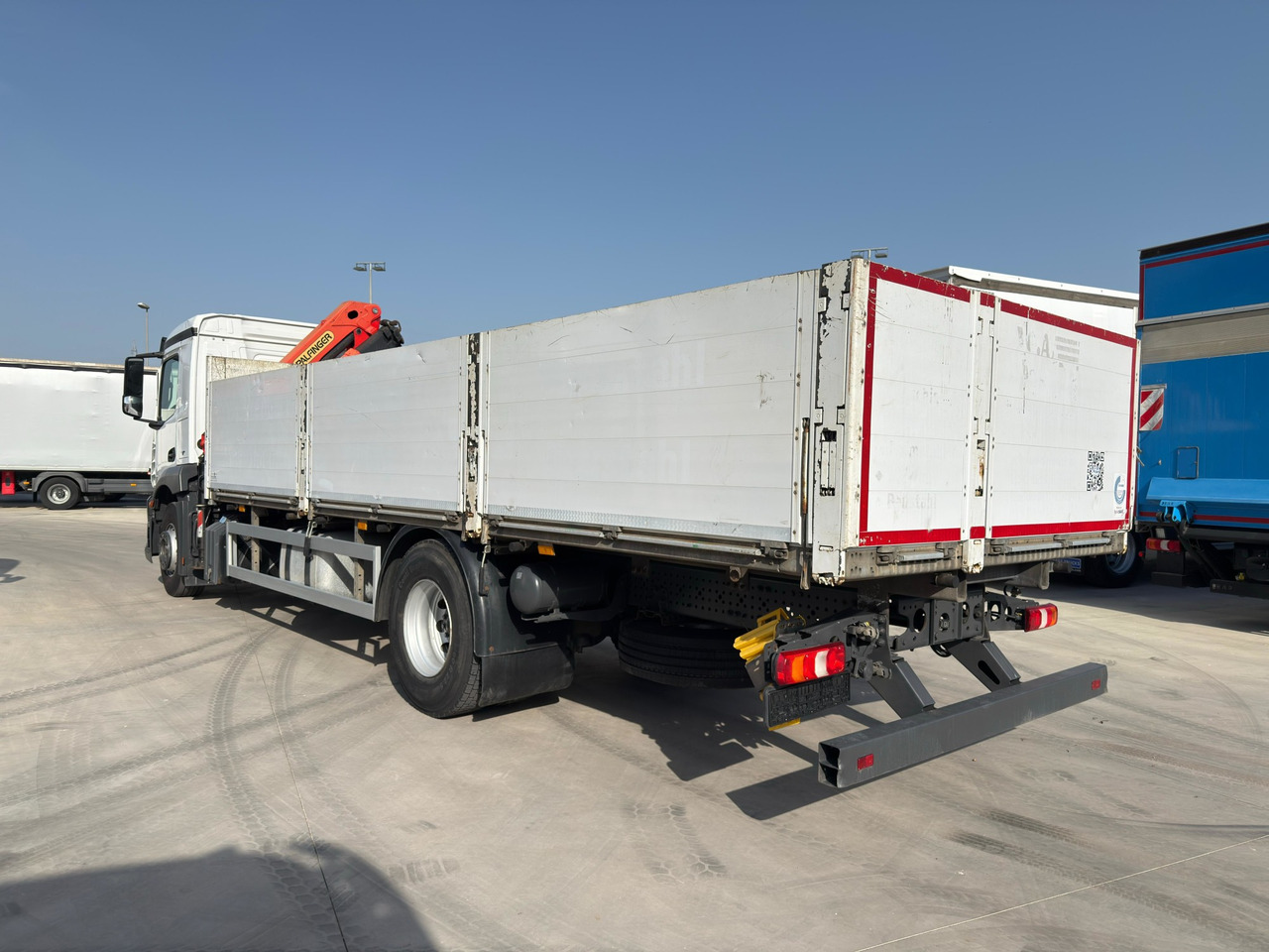 MERCEDES BENZ 18.30 Antos E6 (Platform and Grave) - Xe tải thùng lửng/ Phẳng, Xe cẩu tự hành: hình 4 MERCEDES BENZ 18.30 Antos E6 (Platform and Grave) - Xe tải thùng lửng/ Phẳng, Xe cẩu tự hành: hình 4