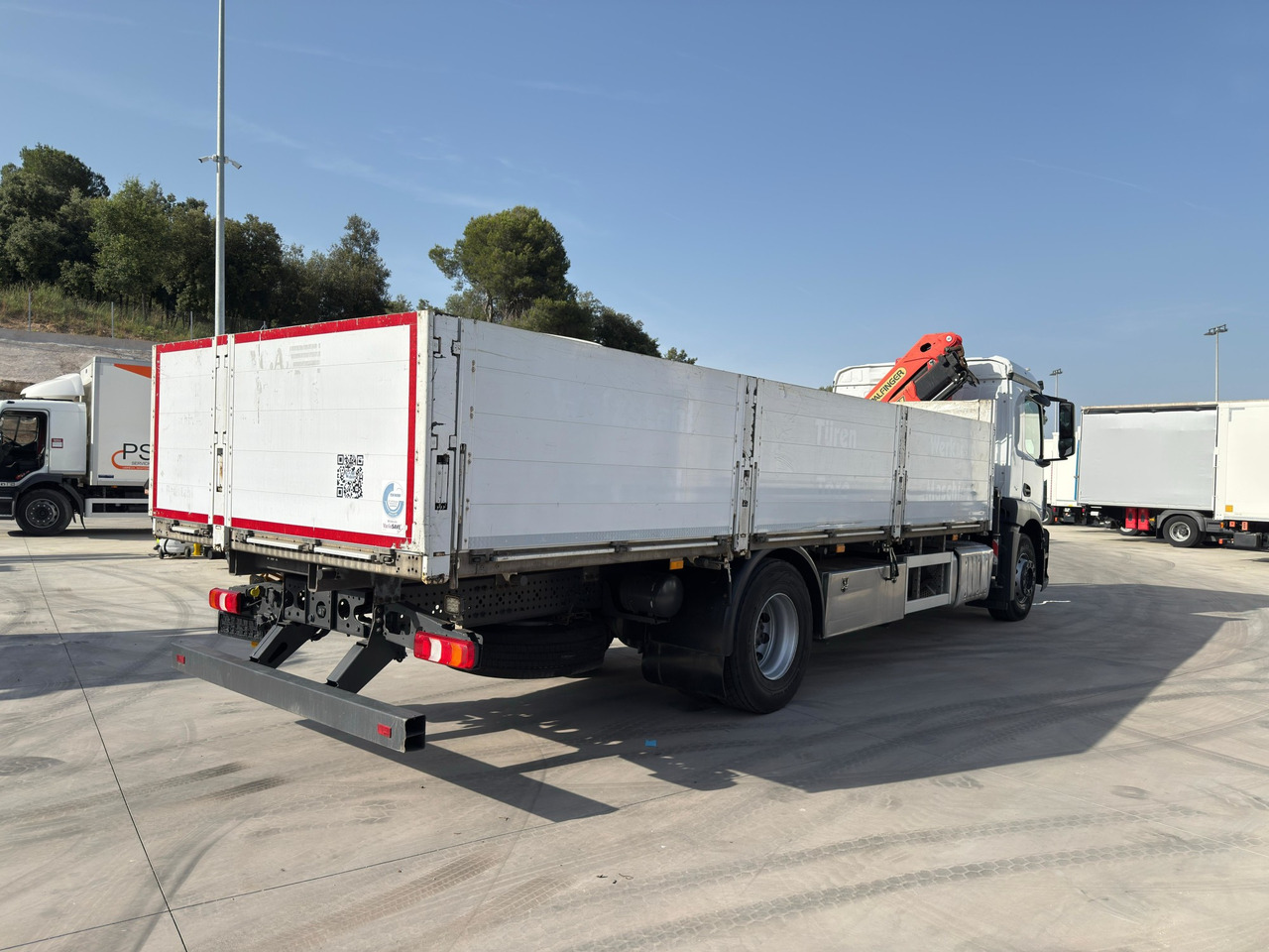 MERCEDES BENZ 18.30 Antos E6 (Platform and Grave) - Xe tải thùng lửng/ Phẳng, Xe cẩu tự hành: hình 3 MERCEDES BENZ 18.30 Antos E6 (Platform and Grave) - Xe tải thùng lửng/ Phẳng, Xe cẩu tự hành: hình 3