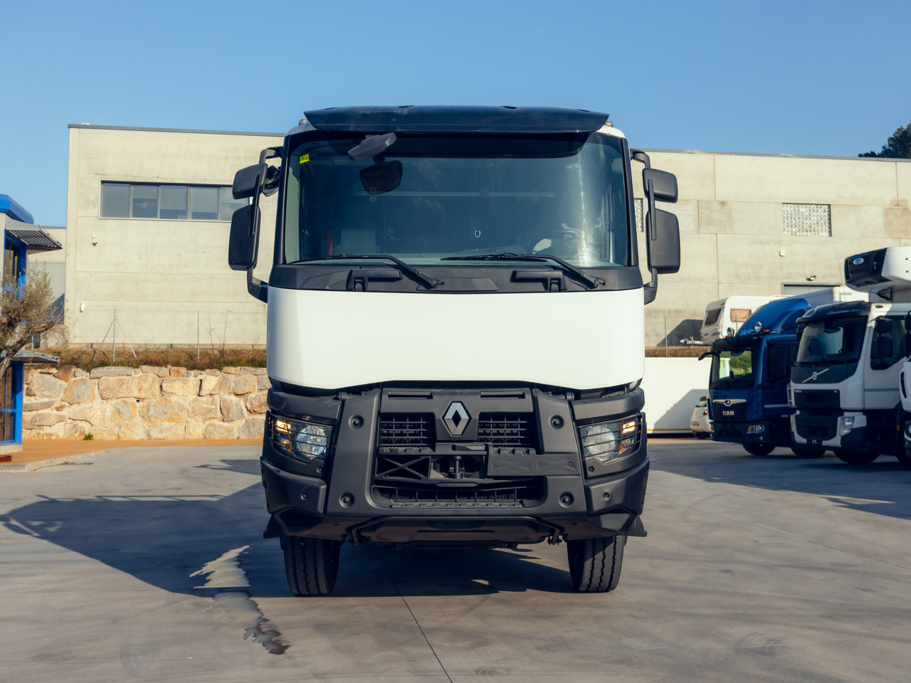 RENAULT C460 E6 (Platform) - Xe tải thùng lửng/ Phẳng, Xe cẩu tự hành: hình 3 RENAULT C460 E6 (Platform) - Xe tải thùng lửng/ Phẳng, Xe cẩu tự hành: hình 3