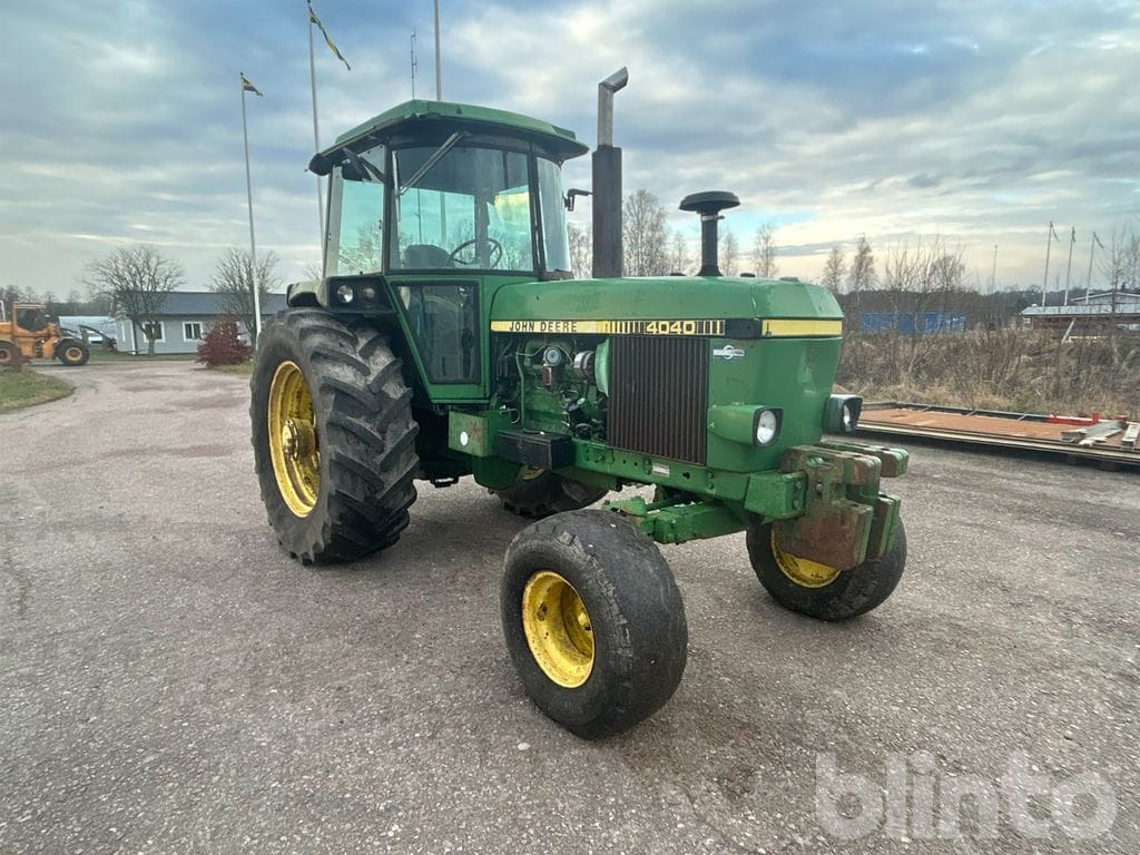 JOHN DEERE 4040 QR - Máy cày: hình 3 JOHN DEERE 4040 QR - Máy cày: hình 3
