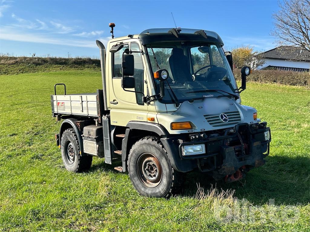 Mercedes-Benz U300 (2010) - Xe tải thùng lửng/ Phẳng: hình 2 Mercedes-Benz U300 (2010) - Xe tải thùng lửng/ Phẳng: hình 2