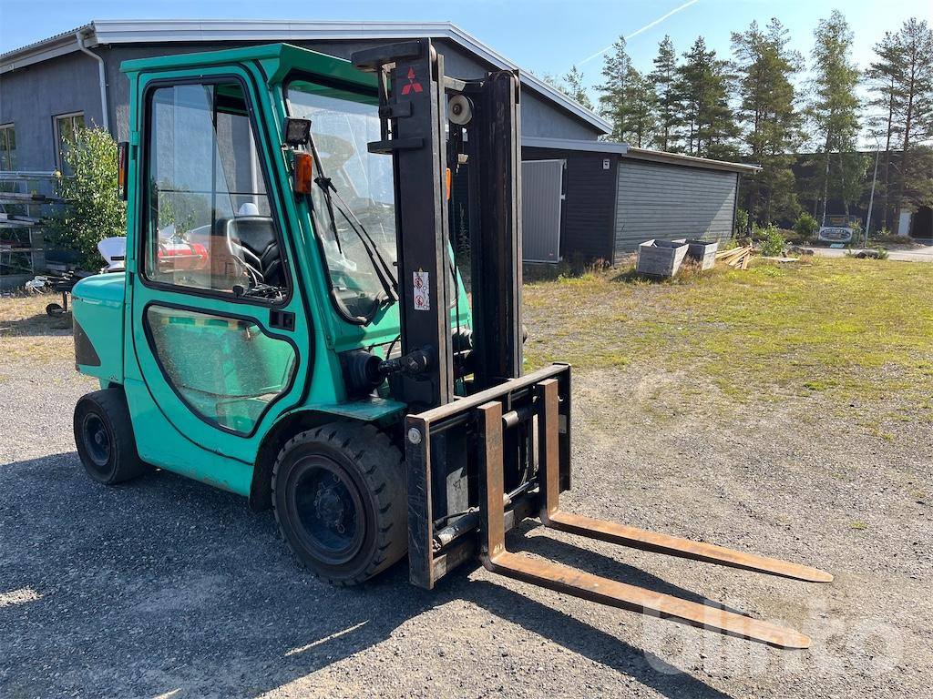 Mitsubishi FD30K - Xe nâng diesel: hình 3 Mitsubishi FD30K - Xe nâng diesel: hình 3