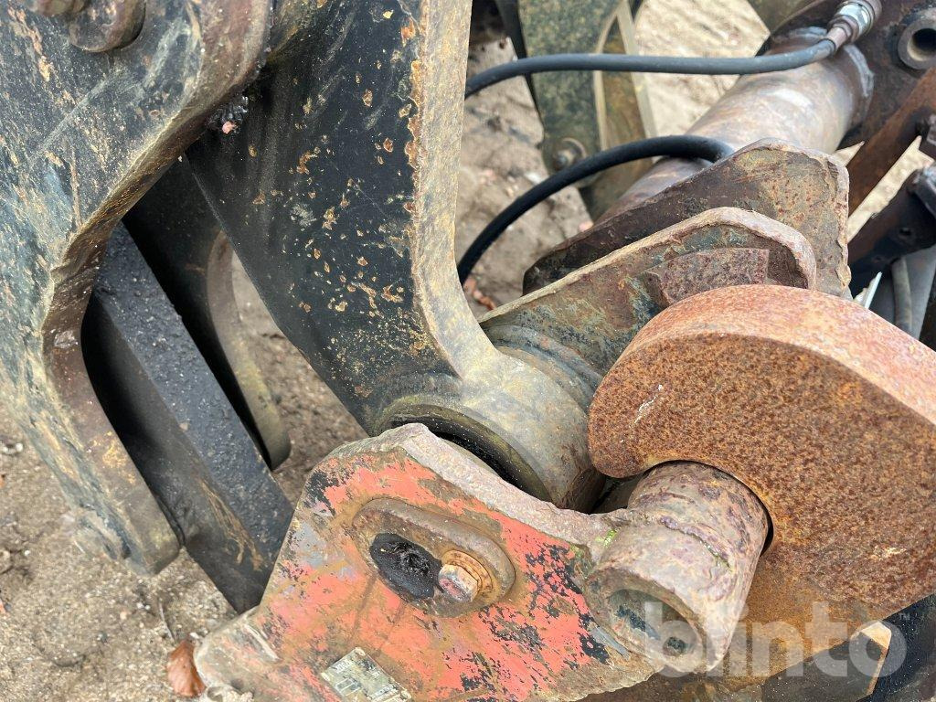 Máy xúc lật bánh lốp Volvo BM L90: hình 34