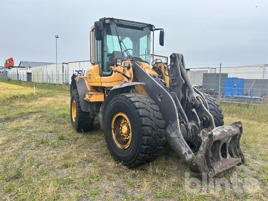 Volvo L90F - Máy xúc lật bánh lốp: hình 4 Volvo L90F - Máy xúc lật bánh lốp: hình 4