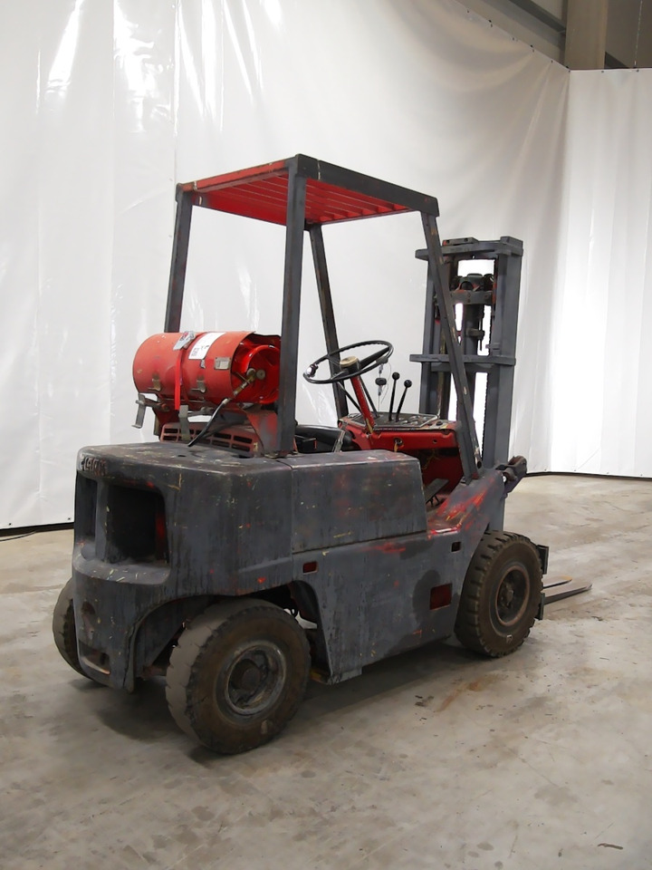 Clark 25D - Xe nâng diesel: hình 2 Clark 25D - Xe nâng diesel: hình 2