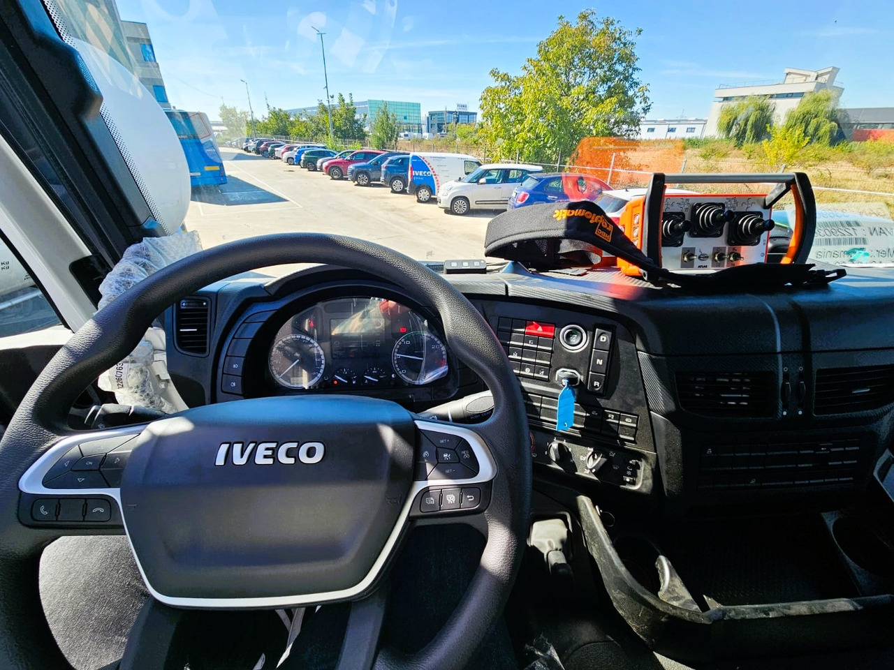 Interior photo 1: Xe tải thùng lửng/ Phẳng, Xe cẩu tự hành Iveco X-Way  AD300X46Z HR ON+