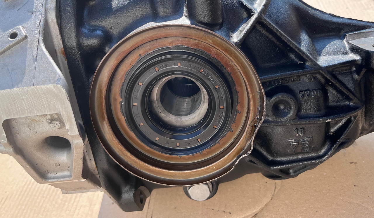 MERCEDES-BENZ C-Class Rear Differential W205 A2053500124 - Bộ vi sai: hình 2 MERCEDES-BENZ C-Class Rear Differential W205 A2053500124 - Bộ vi sai: hình 2
