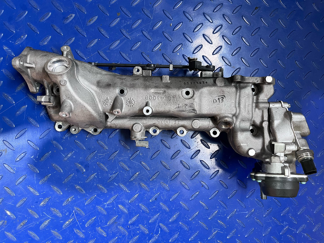 Mercedes Benz A642090 8337 / 7737 - Cổ góp xả: hình 1 Mercedes Benz A642090 8337 / 7737 - Cổ góp xả: hình 1