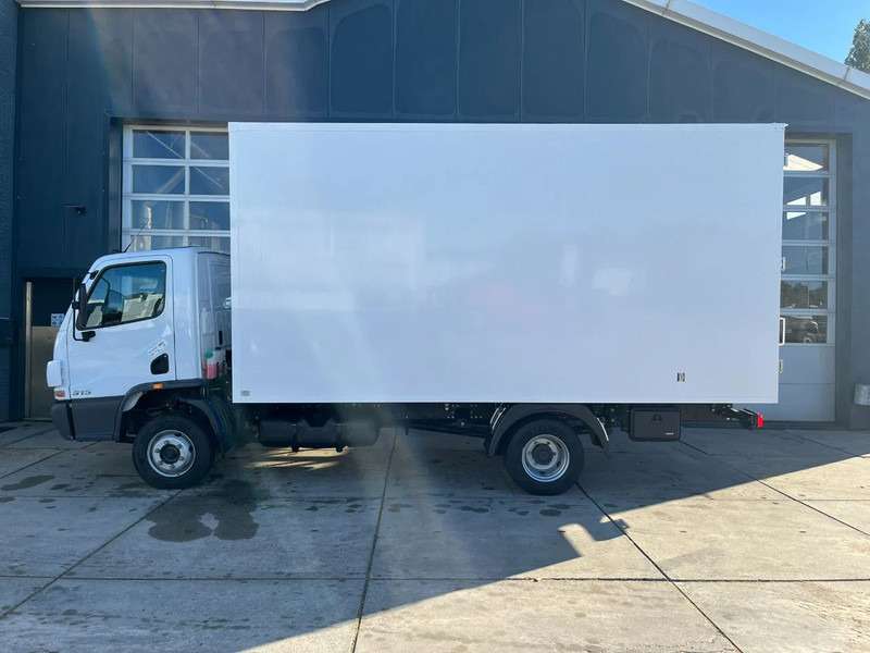 Mercedes-Benz Accelo 915 4x2 Closed Cargo Truck - Xe tải hộp: hình 2 Mercedes-Benz Accelo 915 4x2 Closed Cargo Truck - Xe tải hộp: hình 2