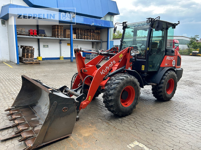 Kubota R070 - Máy xúc lật bánh lốp: hình 4 Kubota R070 - Máy xúc lật bánh lốp: hình 4