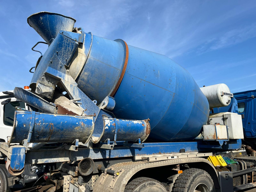 Abrollcontainer Betonmischaufbau mit sep. Motor - Xe tải nâng móc: hình 1 Abrollcontainer Betonmischaufbau mit sep. Motor - Xe tải nâng móc: hình 1