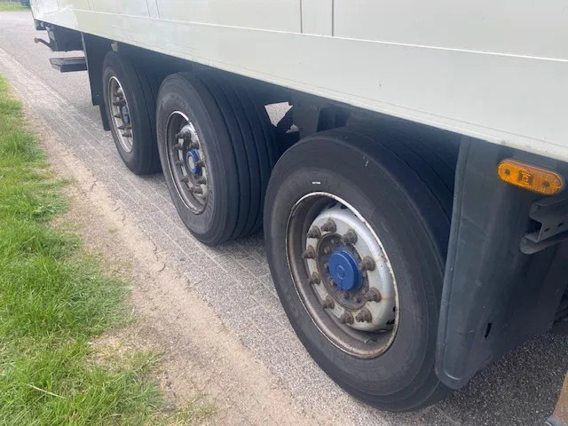 Schmitz Cargobull sko koelvries met carrier vector motor, saf assen disc brakes, 2 x lift , tuv gultig - Sơ mi rơ moóc đông lạnh: hình 4 Schmitz Cargobull sko koelvries met carrier vector motor, saf assen disc brakes, 2 x lift , tuv gultig - Sơ mi rơ moóc đông lạnh: hình 4
