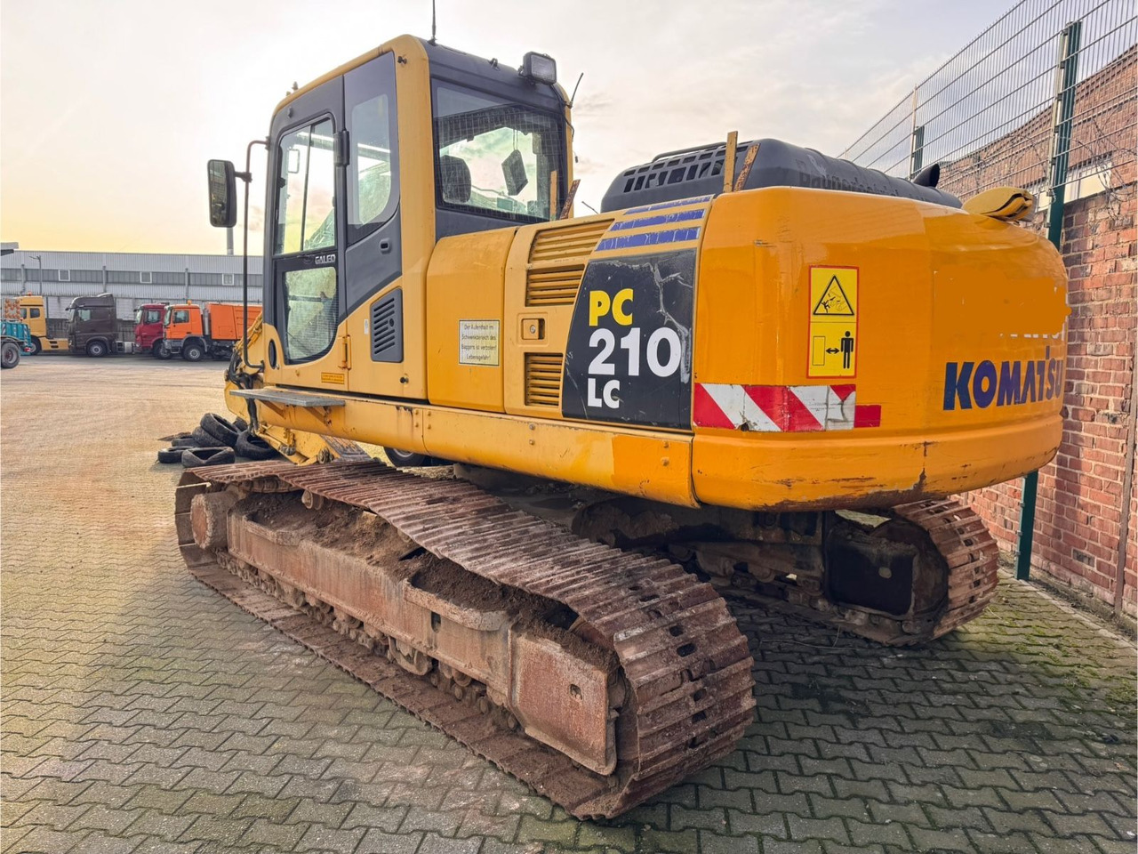 Komatsu PC 210 LCD-8 - Máy xúc bánh xích: hình 2 Komatsu PC 210 LCD-8 - Máy xúc bánh xích: hình 2