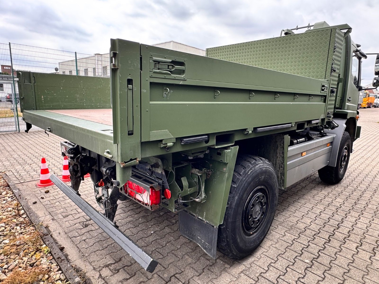 Mercedes-Benz 1018 Atego 4x4 Allrad Miltär Camper - Xe tải nhỏ phẳng: hình 4 Mercedes-Benz 1018 Atego 4x4 Allrad Miltär Camper - Xe tải nhỏ phẳng: hình 4