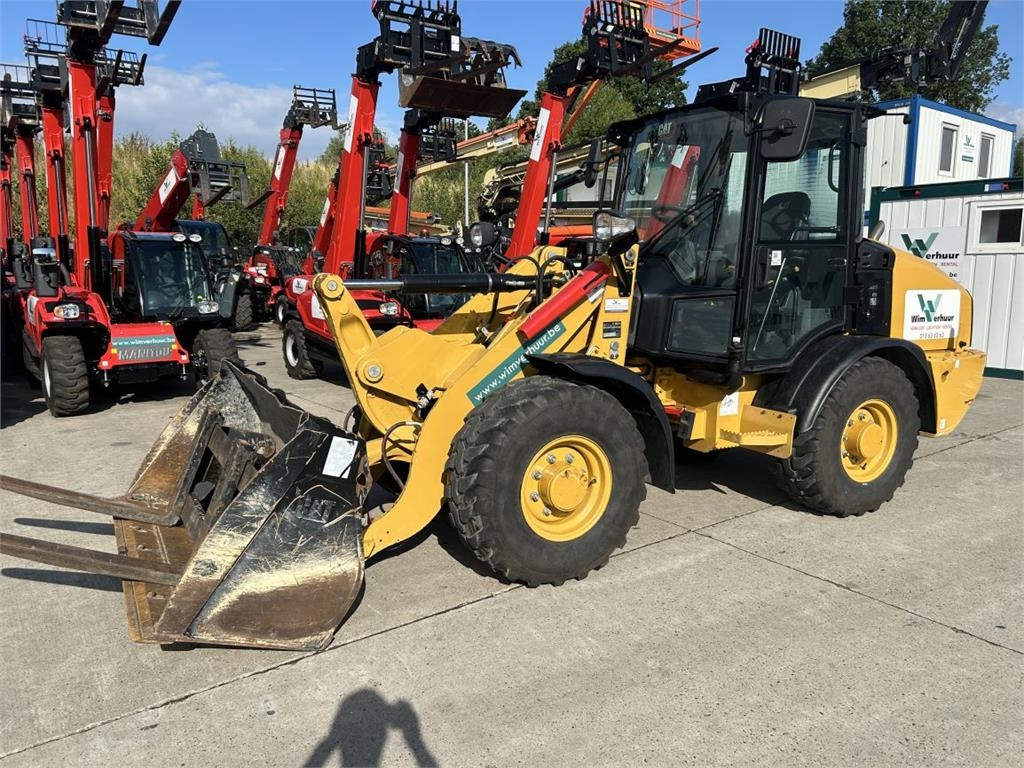 CAT 906 (9145) - Máy xúc lật mini gấp khúc: hình 2 CAT 906 (9145) - Máy xúc lật mini gấp khúc: hình 2