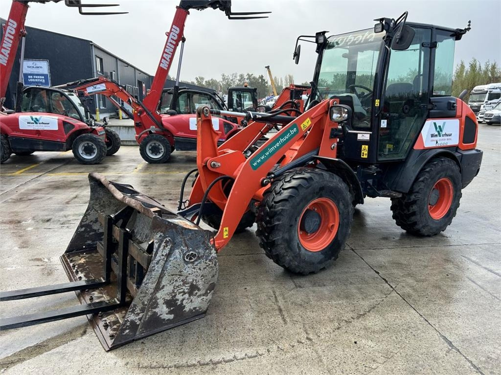 Kubota R070 (6678) - Máy xúc lật mini gấp khúc: hình 2 Kubota R070 (6678) - Máy xúc lật mini gấp khúc: hình 2