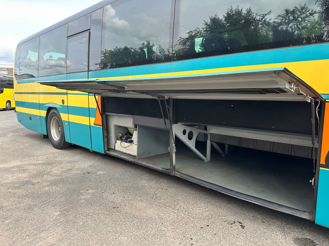 Neoplan P25 Trendliner 3516ÜC Klimaanlage*WC*57 Sitze Neoplan P25 Trendliner 3516ÜC Klimaanlage*WC*57 Sitze - Xe đò: hình 4 Neoplan P25 Trendliner 3516ÜC Klimaanlage*WC*57 Sitze Neoplan P25 Trendliner 3516ÜC Klimaanlage*WC*57 Sitze - Xe đò: hình 4